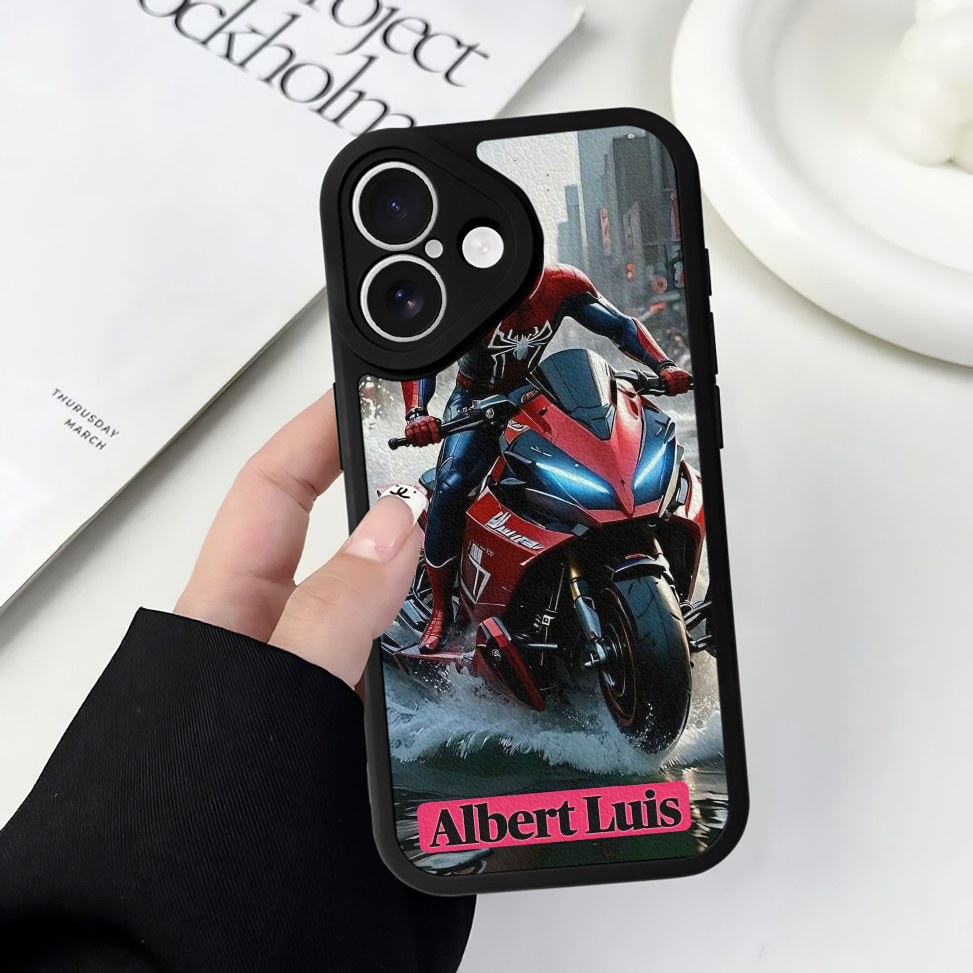 （画像用） Spider Man スパイダーマン 【iPhone 16シリーズ対応】シリコンスマホケース（レザー調） 材質：シリコン